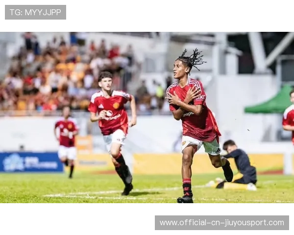 曼联青训表现抢眼,年轻球员逐渐引领球队前进 曼联青训表现抢眼,年轻球员逐渐引领球队前进